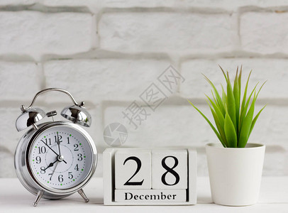 12月闹钟和桌上的日历月28日在时钟旁边图片
