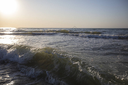 海景被初升的太阳照亮的海浪图片