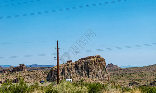 亚利桑那州的干旱景观摇欲坠的砂岩山脉和蓝天图片