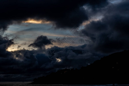 泰国普吉岛卡伦海滩夕阳西下图片