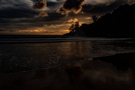 泰国普吉岛卡伦海滩北角壮丽的日落图片