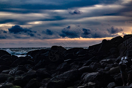 日落时卡伦海滩的乌云密布图片
