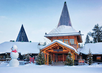 芬兰拉普兰Rovaniemi的SantaClaus村圣诞老人办事处雪人背景图片