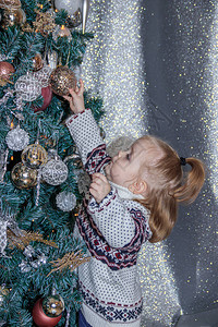 圣诞树附近的小可爱女孩和圣诞节圣诞树装图片