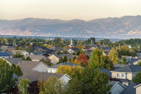 犹他州盐湖城郊区的屋顶景观图片