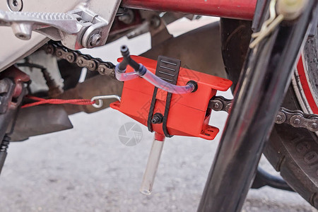 手工摩托车连锁清洁器用于从灰尘和石油下图片
