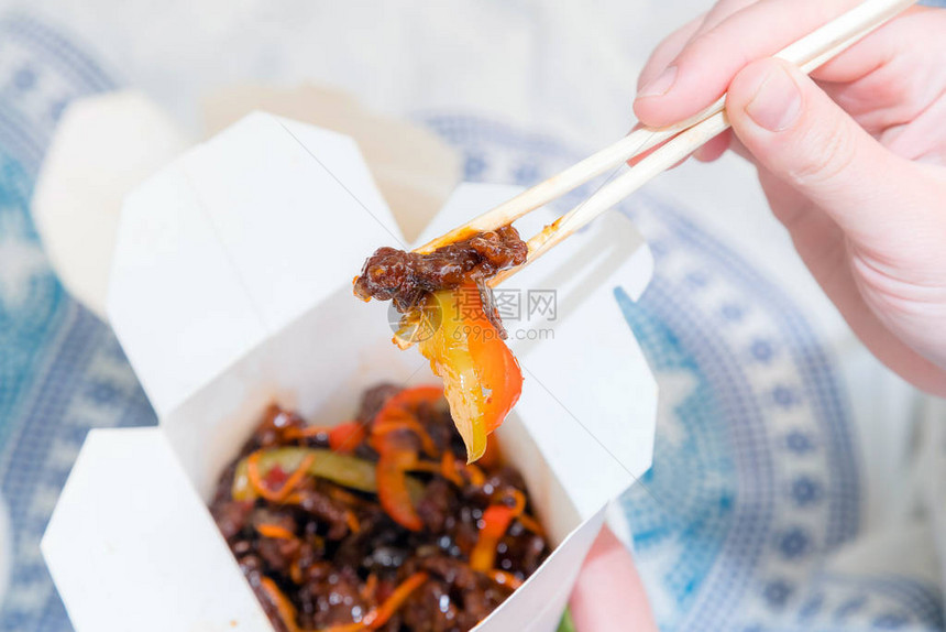 吃中餐在家里用筷子带走食物图片