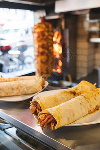 传统土耳其烤肉串沙威玛或陀螺仪土耳其希腊或中东阿拉伯风格的鸡肉烤图片