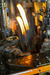 玻璃厂玻璃工业制作玻璃瓶在机器中燃图片