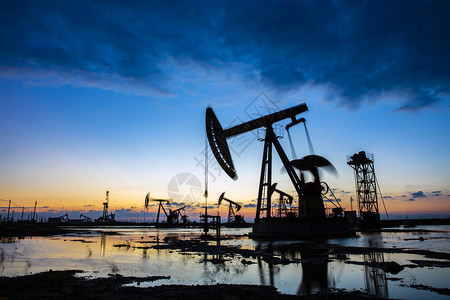 石油田在晚上背景图片