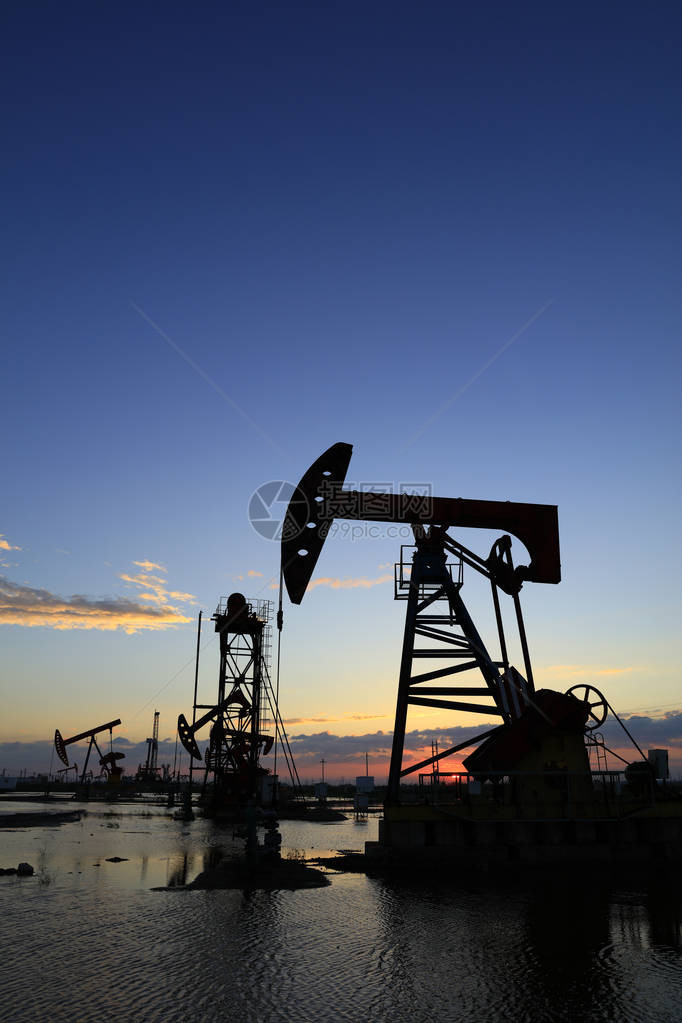 石油田在晚上图片