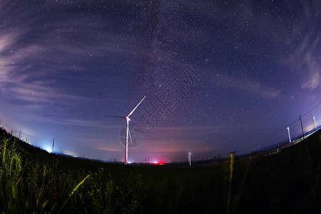 星空下的风力涡轮机图片