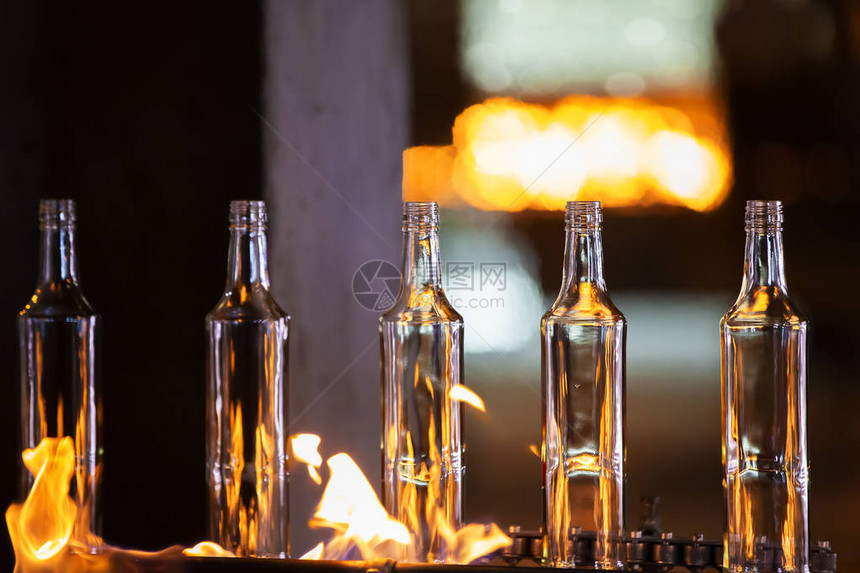 玻璃厂玻璃工业制作玻璃瓶火图片