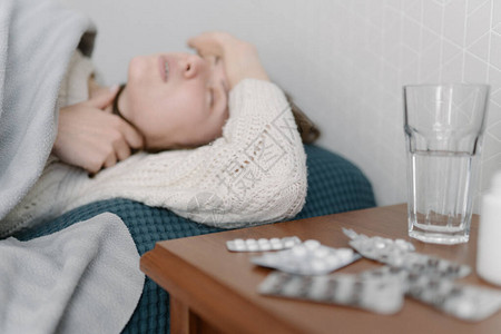 女人头疼头痛流感染和体温等病症都图片