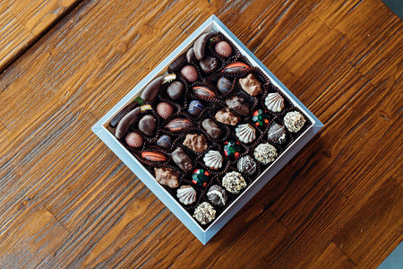 盒里有手工制作的巧克力或糖果这种巧克力礼物非常美味自然有图片