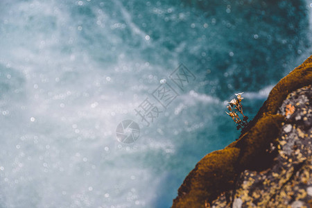 海潮在山流中渗出蓝色的水河水和海潮图片