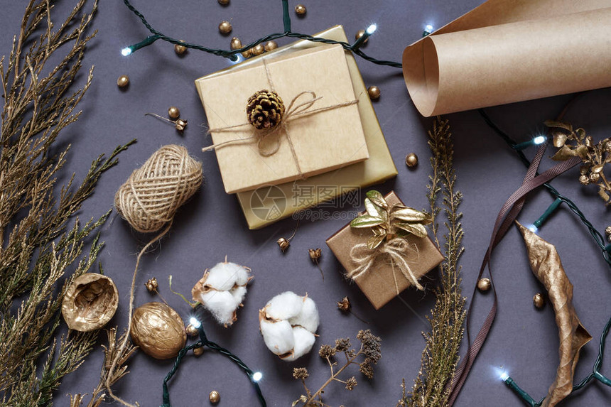 礼品盒天然包装材料工艺纸麻绳丝带针叶枝led花环圣诞节和图片