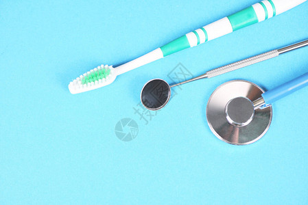牙科护理概念带假牙科器械的牙医工具和带口镜腔健康的牙齿卫图片