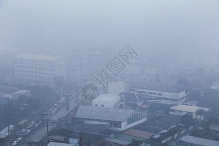 吸污车大雨在一个城市城市风起云涌外面如此阴沉和压抑是雷暴泰国曼谷市受到颗粒物25的烟雾污背景