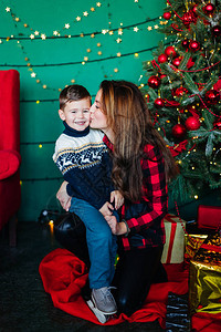 妈和她的儿子穿着一件针织圣诞毛衣图片