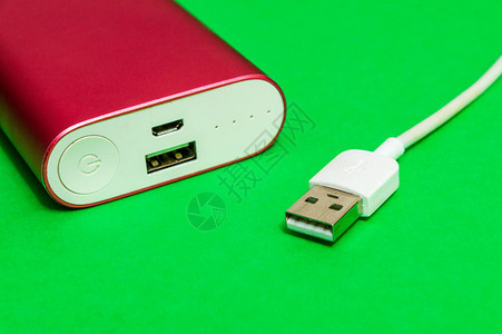损坏的USB充电器缆和电源银行图片