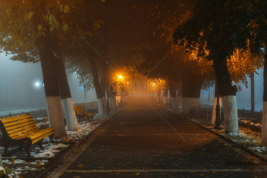 夜城雾街空荡的小巷图片