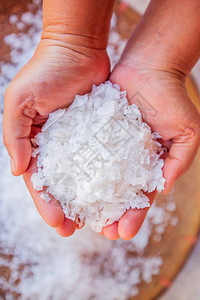 特写泰国楠府BoKluea的传统岩盐制作古老的盐坑饮图片