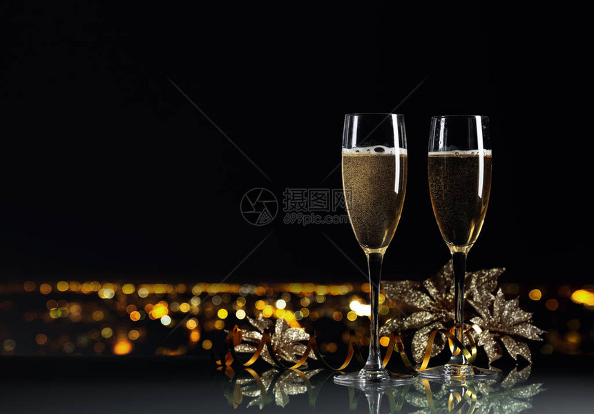 两杯香槟在夜市背景上图片