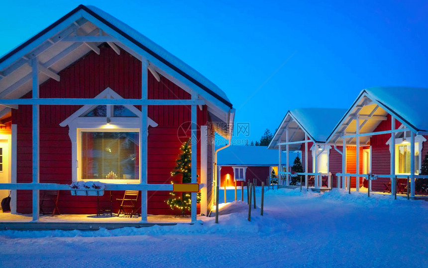 芬兰拉普兰罗瓦涅米的圣诞老人村冬天的圣诞办公室雪下的拉波尼亚前往北极假日公园的Joulupukki小图片