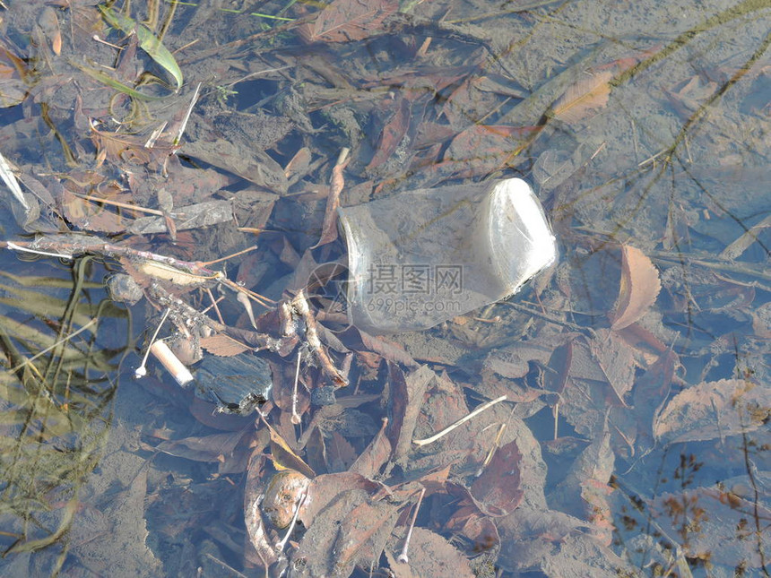 在湖中的塑料环境污染概念图片