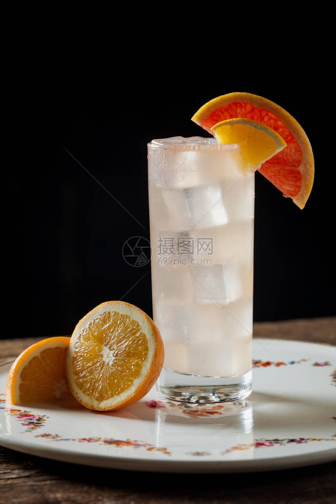 酒精鸡尾酒加一小片橙色的血浆图片