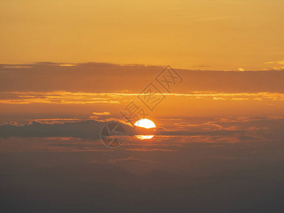 明亮的太阳和戏剧日出天空有着橙色背景图片