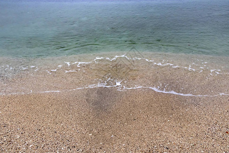 海滩上宁静而清澈的大海和沙滩图片