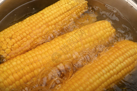 几粒玉米在平底锅里煮熟健康的饮食健身饮食为了甜蜜图片
