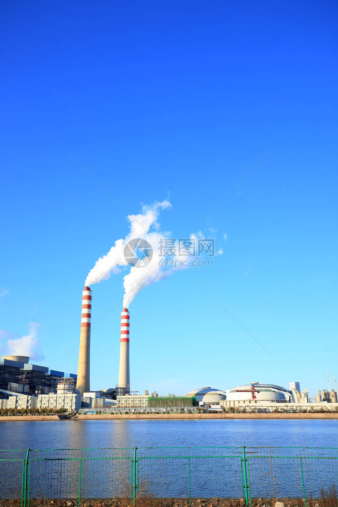 发电厂蓝天下的发电厂图片