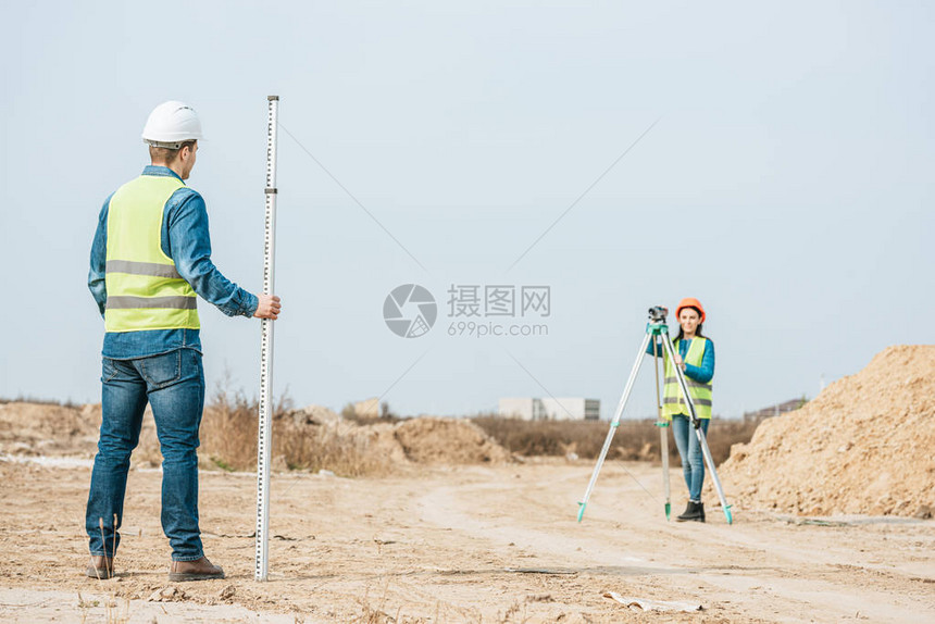 使用数字层和泥土路上测量图片