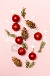 红色的圣诞闪亮球和白色粉背景的树枝圣图片