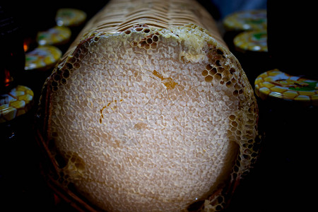 圆形蜂巢中的蜂蜜与甜蜂蜜图片