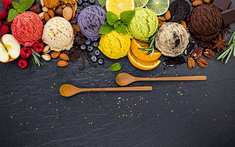 各种冰淇淋味的蓝莓柠檬松果杏仁橘子巧克力和香草图片
