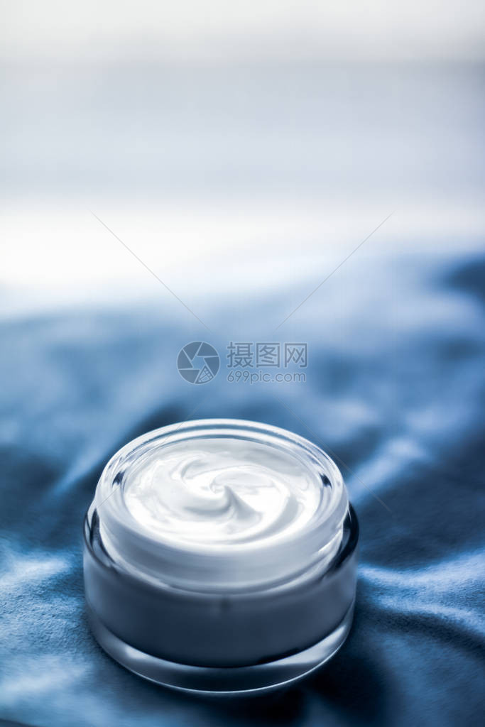 化妆品牌保湿乳液和面部护理概念图片