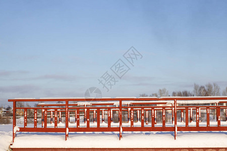 在雪天横渡河面的红金属桥图片