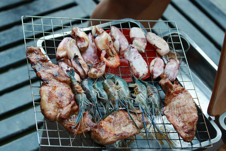 海鲜虾鱿鱼烤猪肉猪肉在烤架图片
