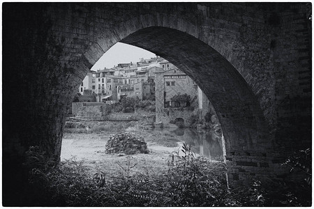 贝萨卢中世纪桥塞罗纳西班图片