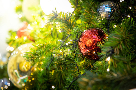 金色圣诞背景带有装饰树圣诞图片