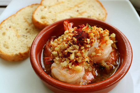 美味的西班牙品味大蒜虾或AjilloGambasalAjillo图片