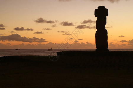 智利复活节岛考古遗址AhuTahai的摩艾与日落天空和图片