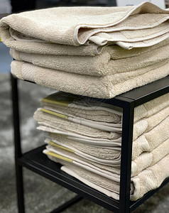 毛巾折叠在架子上的堆积物中棉毛巾是用来在温泉疗养图片