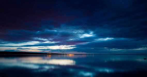 夜空和大海夕阳和平静的水与云彩的日落天空图片