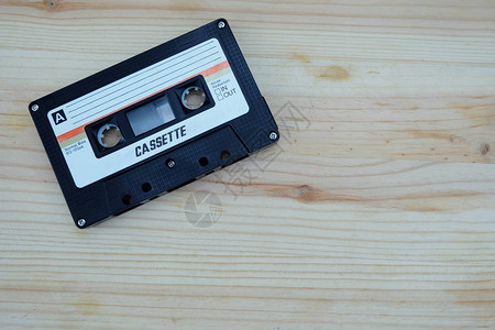 在木制地板上贴近古老的录音带和旧的录音带70809图片