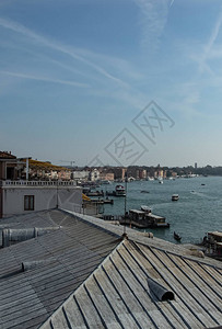 从威尼斯大运河全景的窗户图片